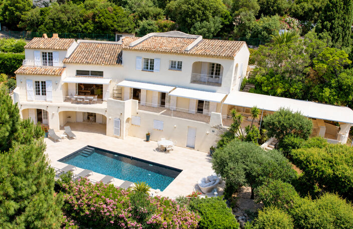 À VENDRE VILLA BEAUX VOLUMES 6 CHAMBRES VUE MER SUD-OUEST PARKINGS AUX ISSAMBRES — photo 3