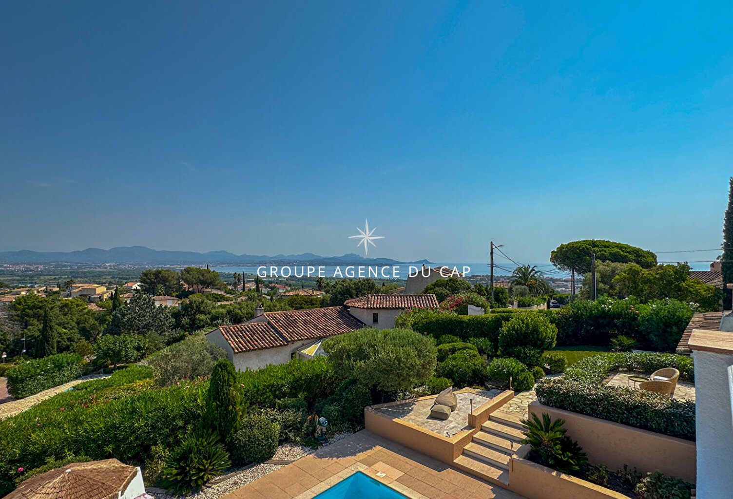 A VENDRE VILLA STYLE PROVENCAL 5 CHAMBRES PISCINE GARAGE VUE MER À SAINT-AYGULF — photo 1