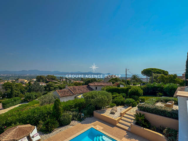 A VENDRE VILLA STYLE PROVENCAL 5 CHAMBRES PISCINE GARAGE VUE MER À SAINT-AYGULF — photo du bien