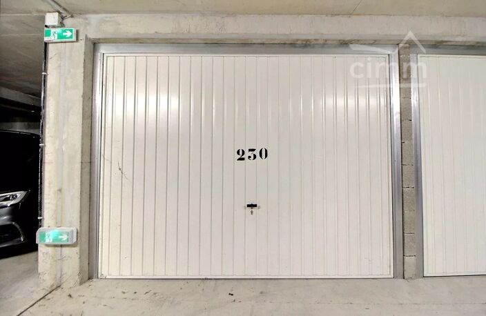À VENDRE - SAINT JEAN DE VEDAS - GARAGE BOXÉ — photo 2