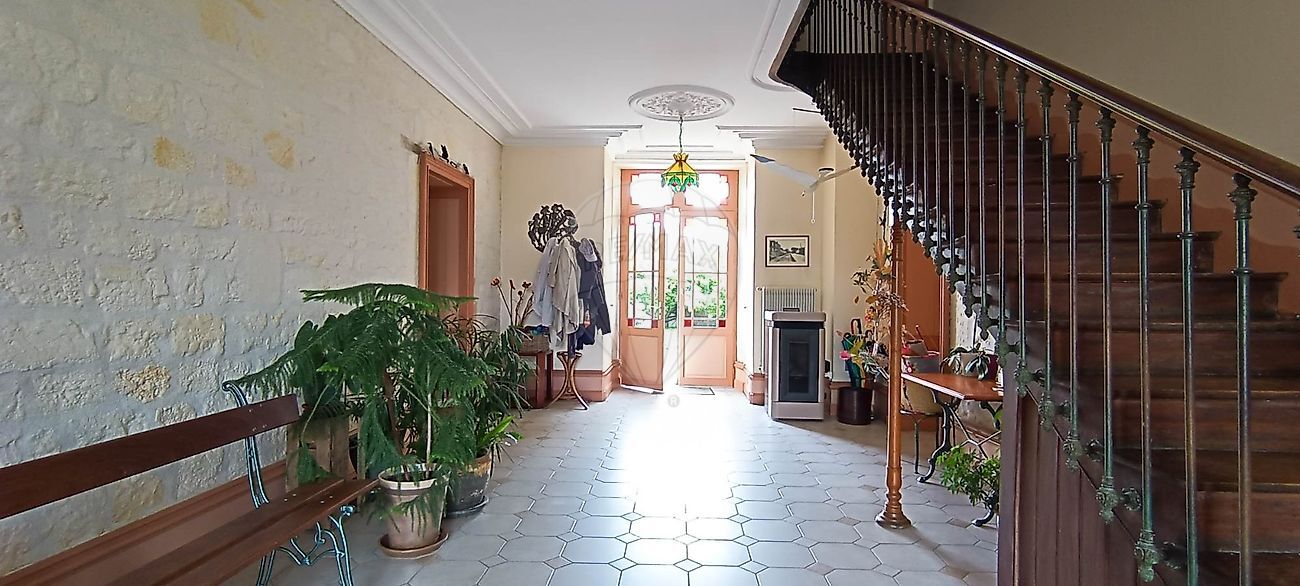 Villa / Maison  T12 à vendre Saintes 17100
