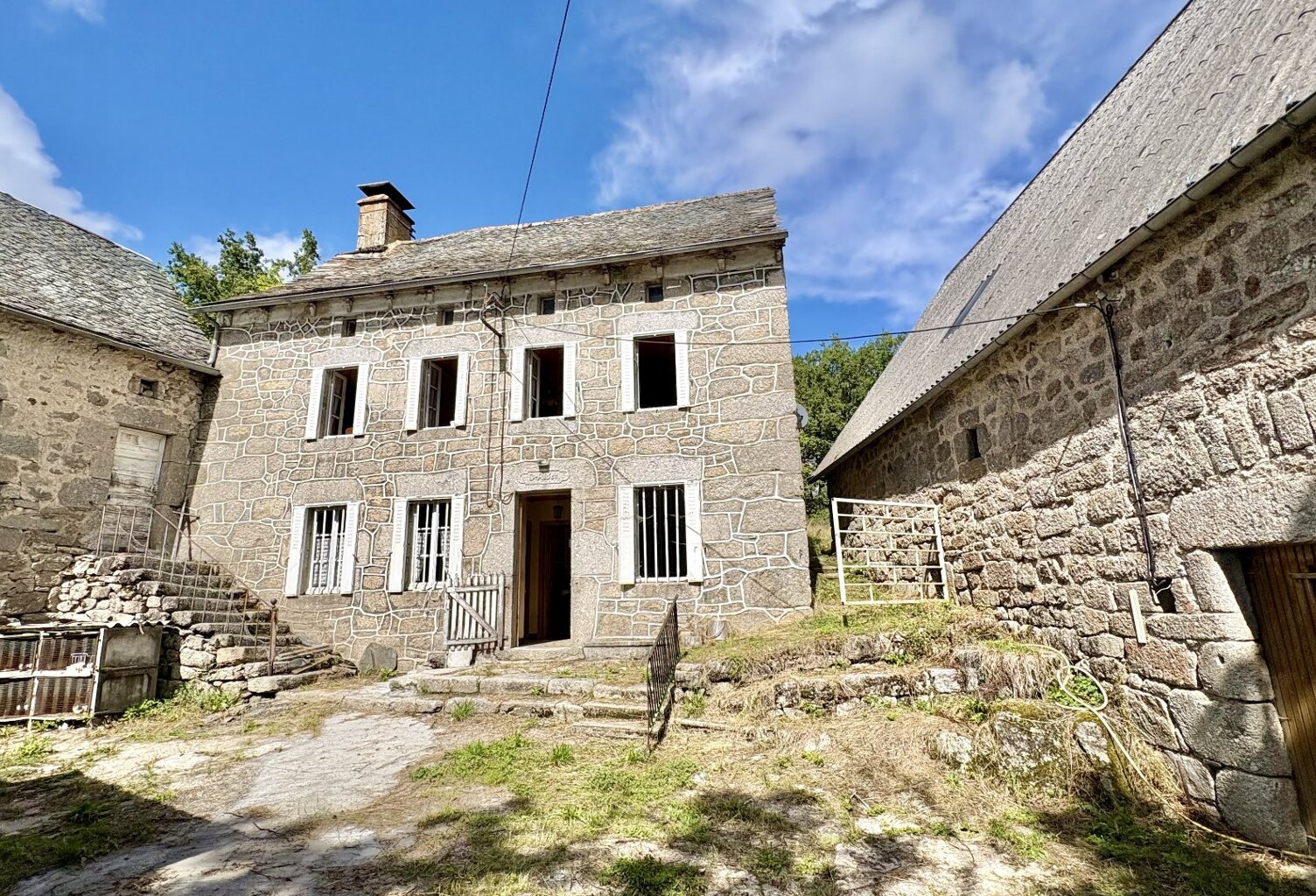 Ensemble immobilier avec maison et dépendances — photo 1