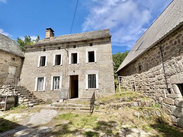 Ensemble immobilier avec maison et dépendances — photo du bien