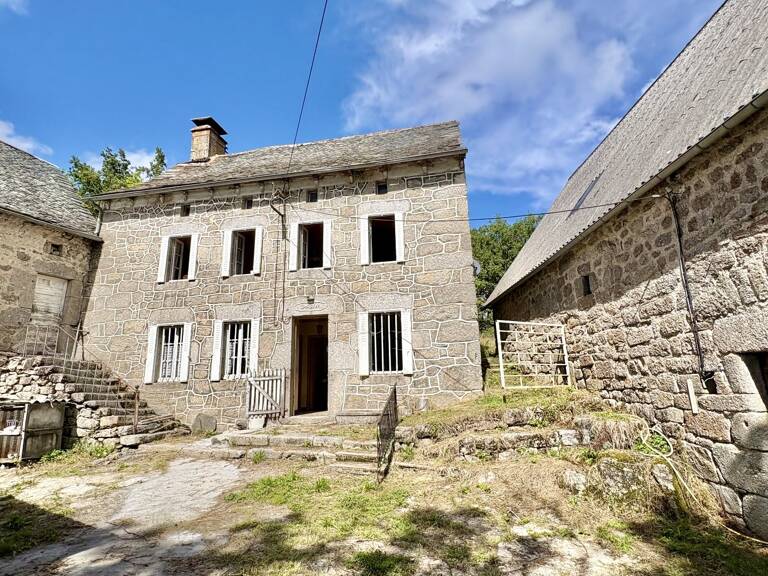 Ensemble immobilier avec maison et dépendances — photo 1