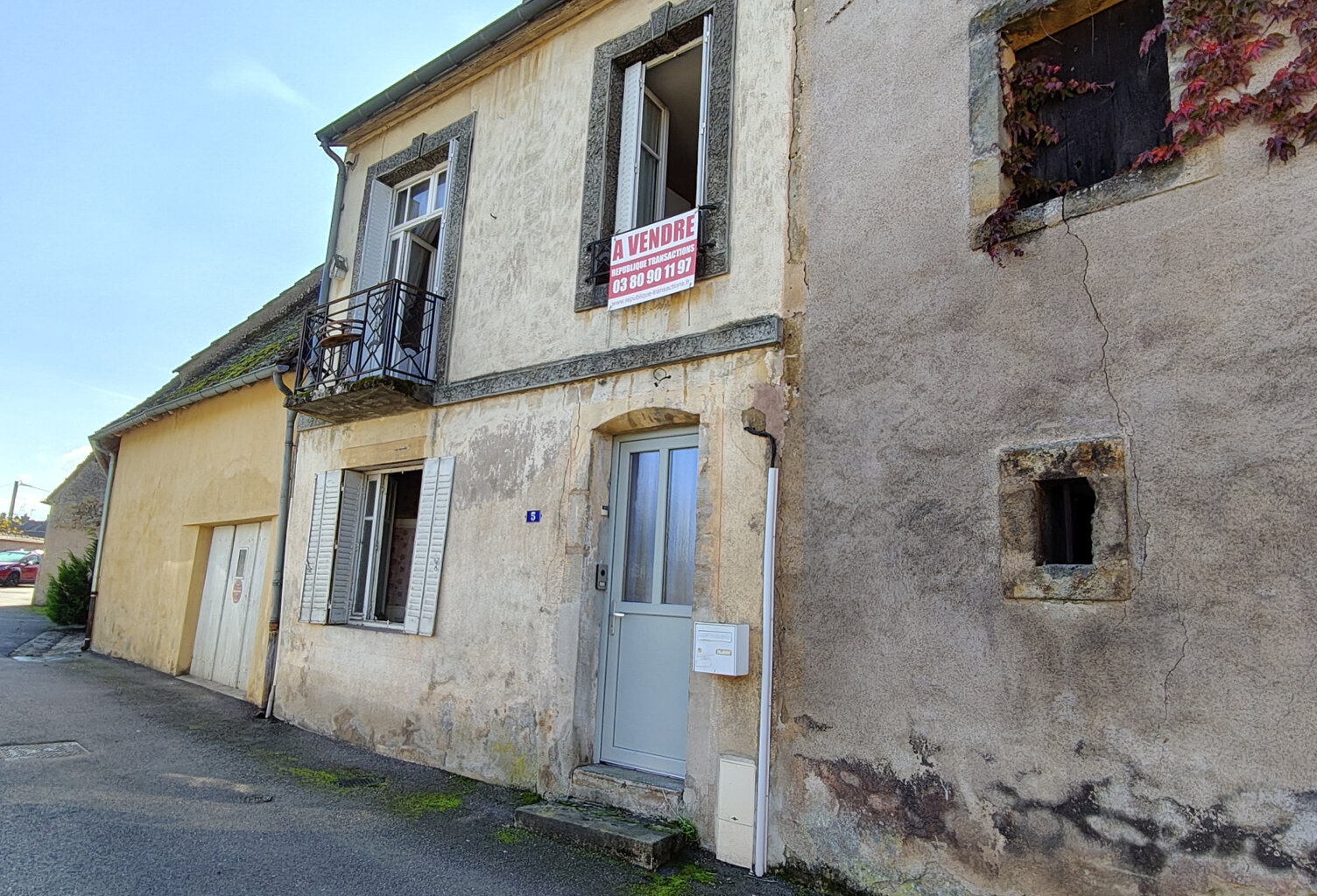 Ancienne école de musique à Arnay-le-Duc   À rénover — photo 1