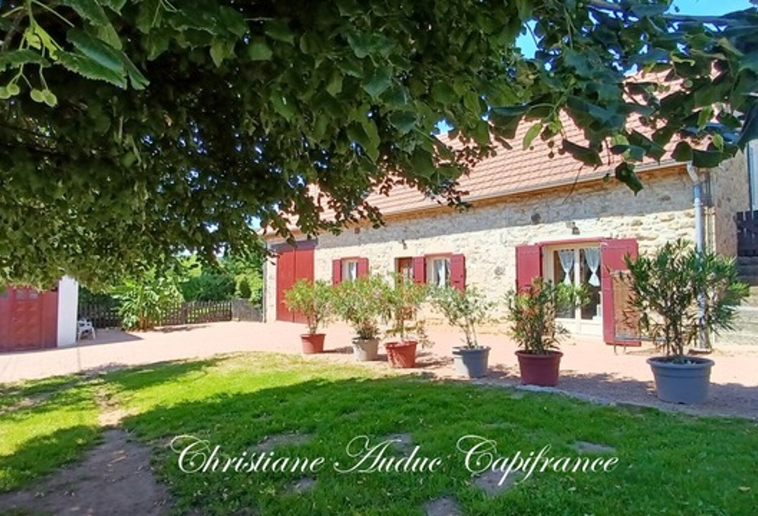 Charolles à 5 minutes, Maison en pierres, rénovée, de 128 m² avec grange attenante aménageable, sur terrain de 2 357 m² — photo 1