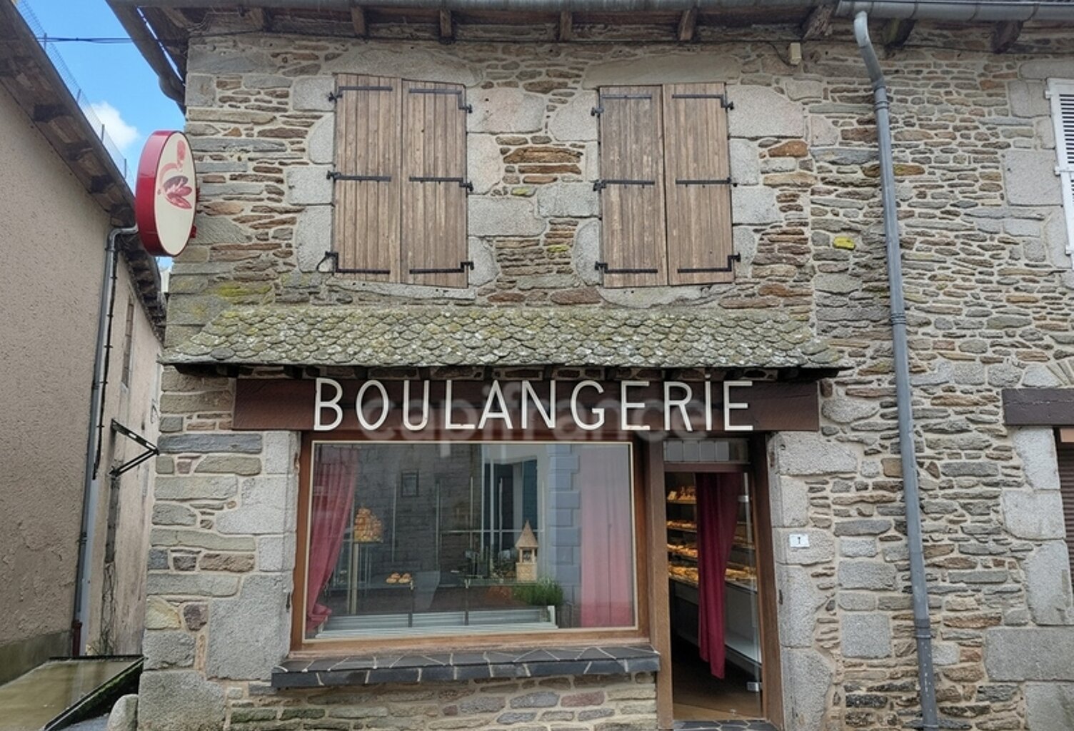 Maison spacieuse de 175 m2 au cœur du village de Montsalvy – Jardin non attenant possible — photo 1