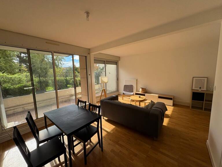 Lyon 4 – Luminosité et confort pour ce T3 traversant avec terrasse privative — photo 1