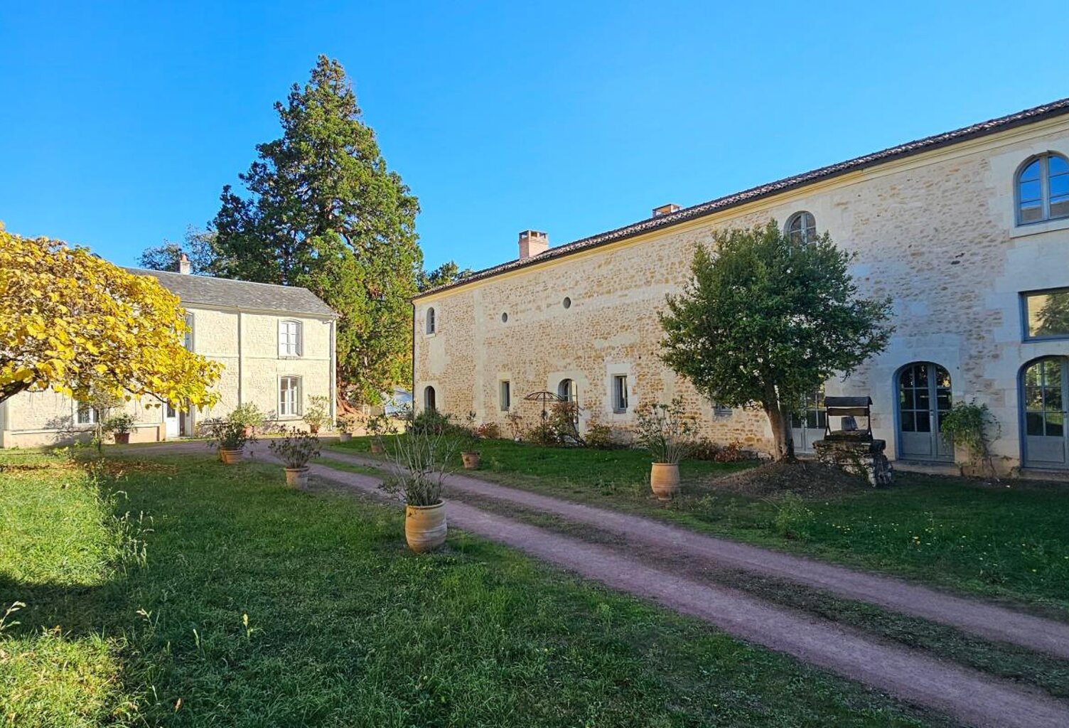 DOMAINE D'EXCEPTION : DEUX RÉSIDENCES DE CARACTÈRE DANS UN PARC BOISÉ à vendre à Saint-Laon — photo 1