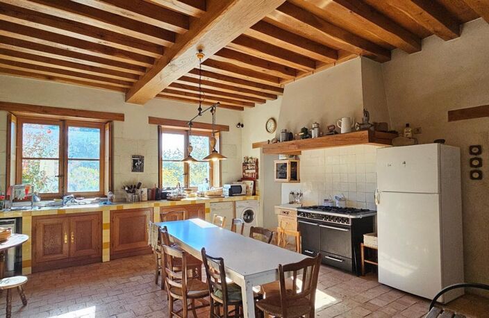 DOMAINE D'EXCEPTION : DEUX RÉSIDENCES DE CARACTÈRE DANS UN PARC BOISÉ à vendre à Saint-Laon — photo 2