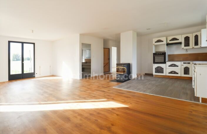 Maison entièrement rénovée sur deux niveaux indépendants de 129 m² - 6 pièces - 3 chambres sur terrain clos de 1744 m² - 87210 LE DORAT — photo 4