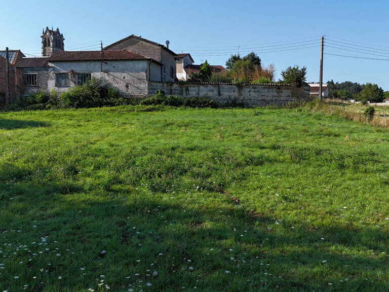 TERRAIN A BATIR 1806 M² PROCHE DE FEURS — photo 1