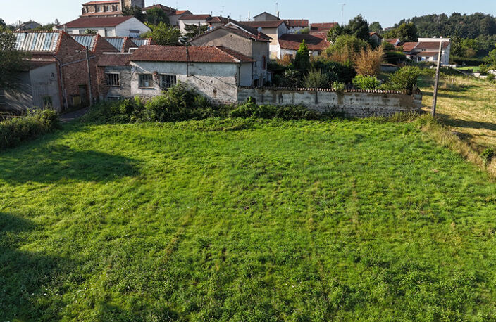 TERRAIN A BATIR 1806 M² PROCHE DE FEURS — photo 4