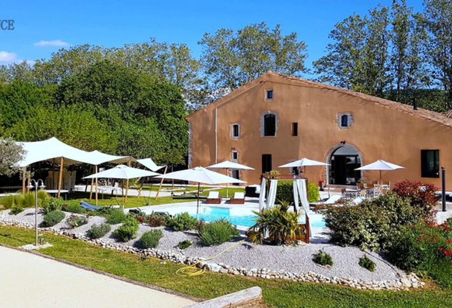 Domaine dans le Luberon - 2,6 ha - 1100 m2  - à vocation de tourisme de luxe et événementiel — photo 1