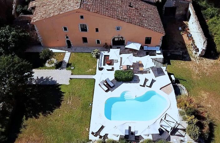 Domaine dans le Luberon - 2,6 ha - 1100 m2  - à vocation de tourisme de luxe et événementiel — photo 2