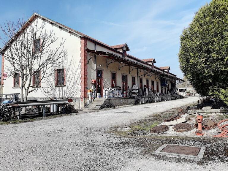 4 200 m² de bâtiments sur plus de 11 600 m2 de terrain. PROVINS(77) — photo 1