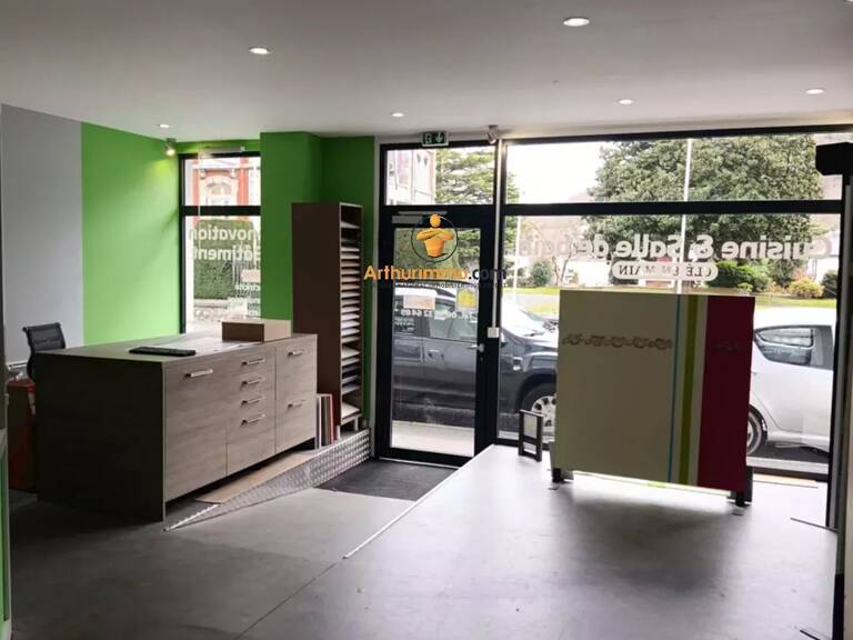 Local commercial axe passant proche mairie de Lourdes — photo 1