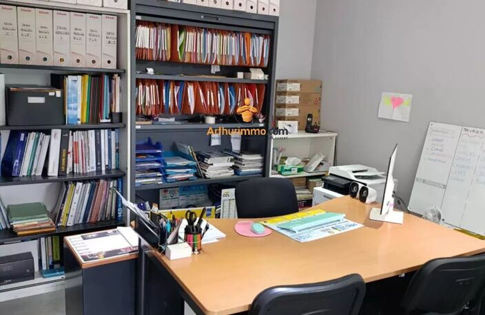 Local commercial axe passant proche mairie de Lourdes — photo 2