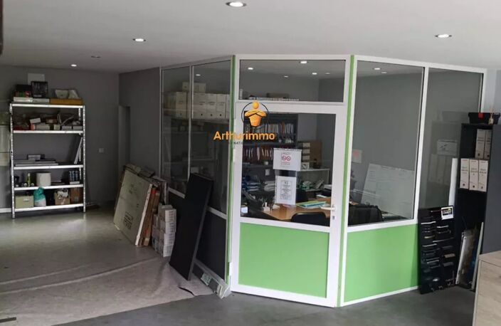 Local commercial axe passant proche mairie de Lourdes — photo 3