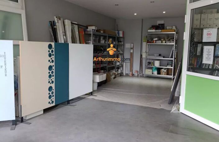 Local commercial axe passant proche mairie de Lourdes — photo 4