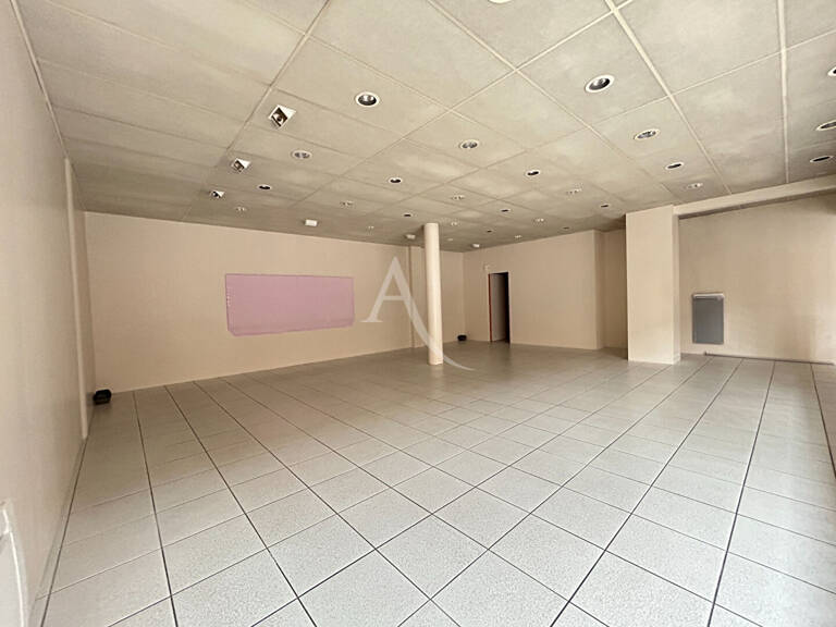 LOCAL COMMERCIAL DE 109 m² - CHATEAU-GONTIER — photo 1