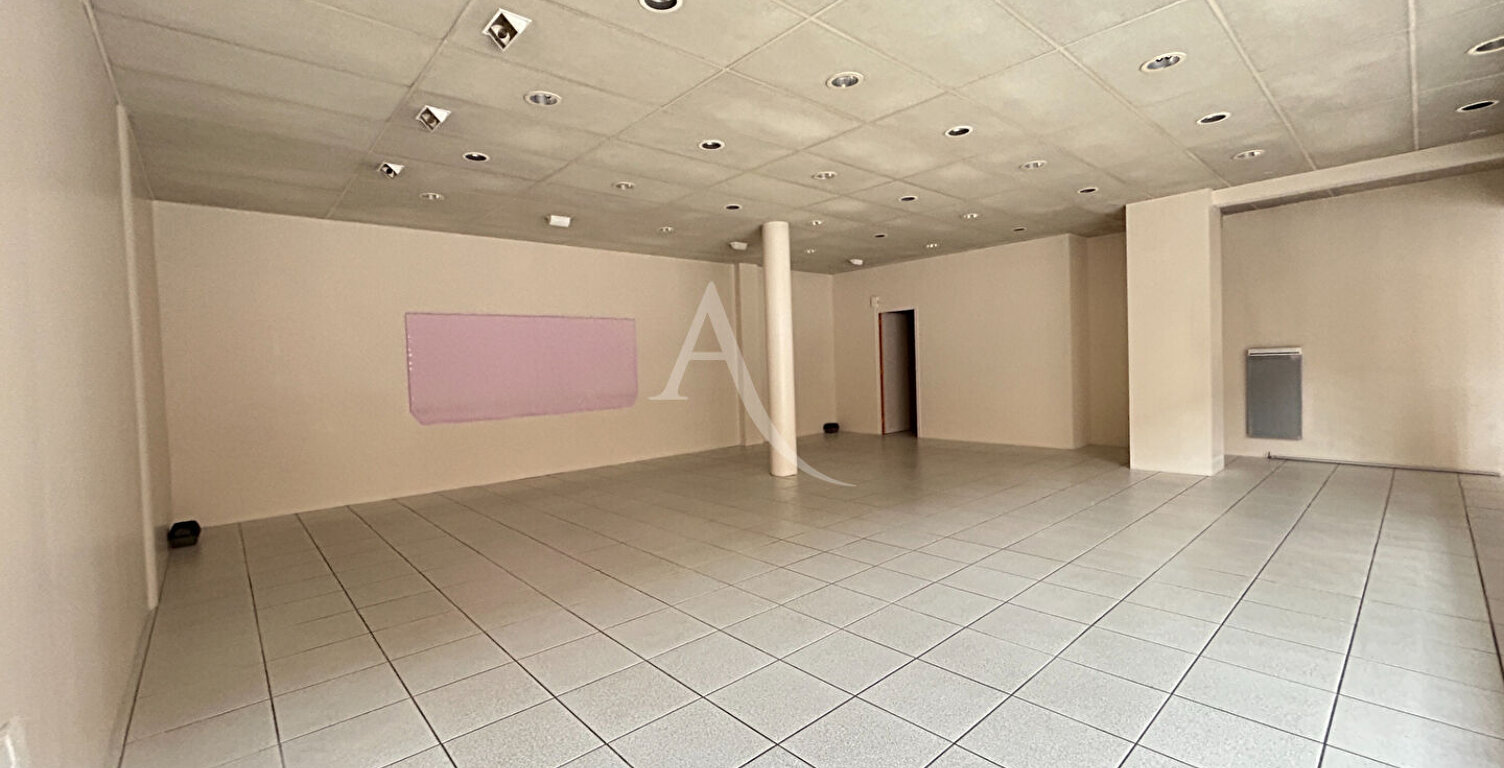 LOCAL COMMERCIAL DE 109 m² - CHATEAU-GONTIER — photo 1