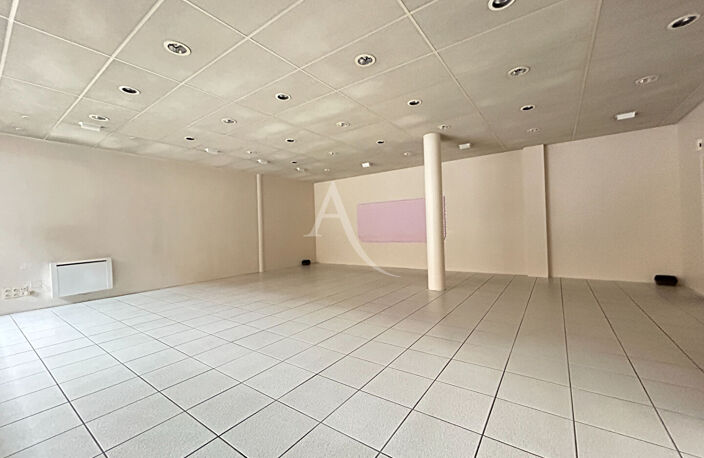 LOCAL COMMERCIAL DE 109 m² - CHATEAU-GONTIER — photo 2