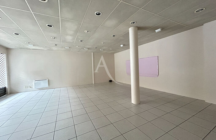 LOCAL COMMERCIAL DE 109 m² - CHATEAU-GONTIER — photo 3