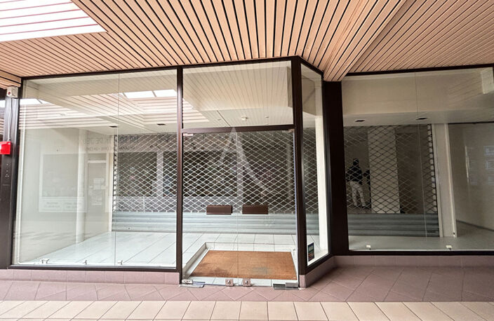 LOCAL COMMERCIAL DE 109 m² - CHATEAU-GONTIER — photo 4