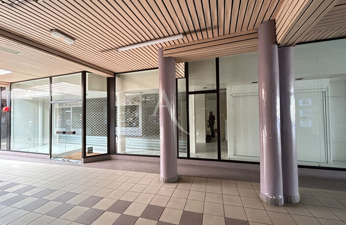 LOCAL COMMERCIAL DE 109 m² - CHATEAU-GONTIER — photo 5