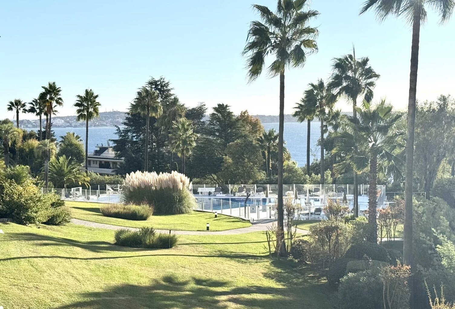 Super Cannes : Élégant 2 pièces avec terrasse et vue mer dans un — photo 1