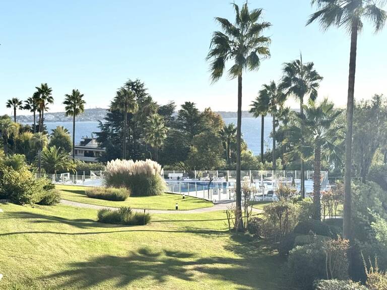 Super Cannes : Élégant 2 pièces avec terrasse et vue mer dans un — photo 1
