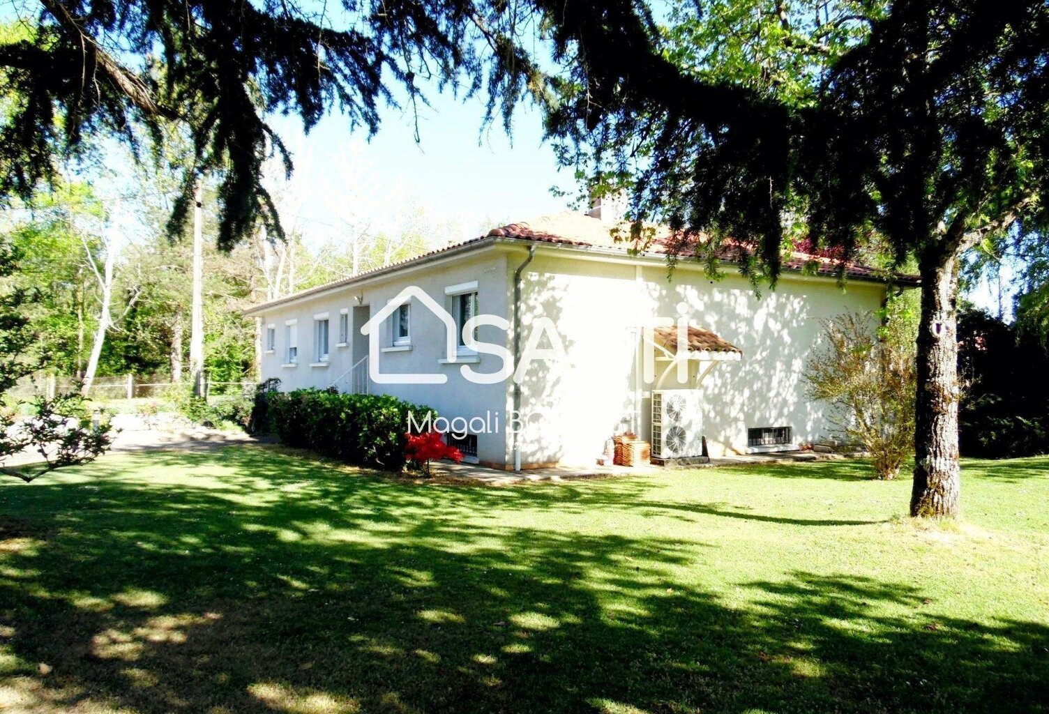 Maison de plain-pied T4 de 168m2, 3 chambres, grande terrasse, sous sol avec une cuisine, salle d'eau et une pièce polyvalente de 42m². Garage, atelier, carport et son parc plat, arboré de 1929m2une sa. — photo 1
