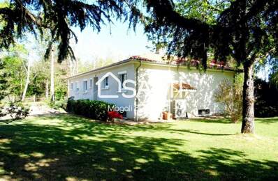 Maison de plain-pied T4 de 168m2, 3 chambres, grande terrasse, sous sol avec une cuisine, salle d'eau et une pièce polyvalente de 42m². Garage, atelier, carport et son parc plat, arboré de 1929m2une sa. — photo du bien