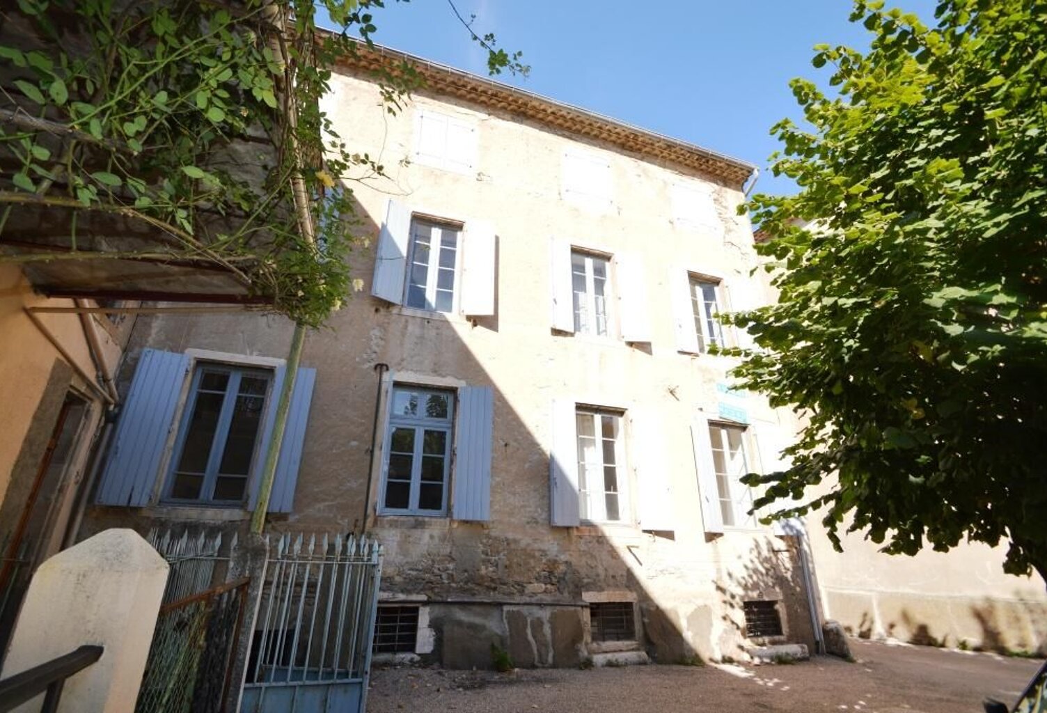 Maison de village avec appt et local commercial loués — photo 1