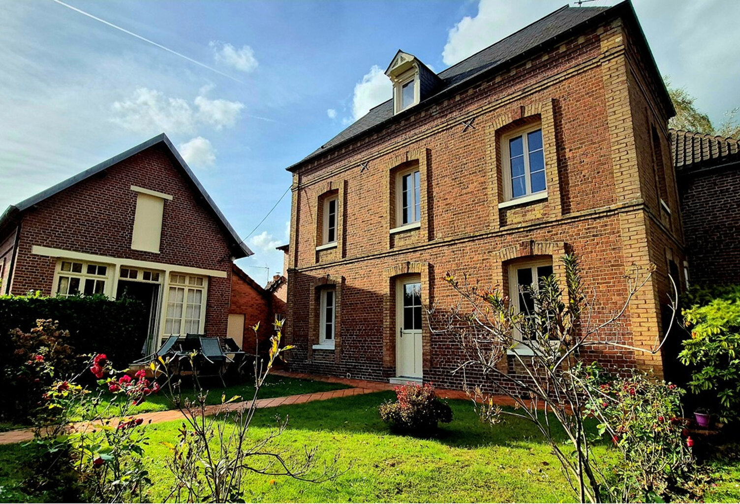 VARENGEVILLE-SUR-MER - ENSEMBLE IMMOBILIER EN COEUR DE BOURG — photo 1