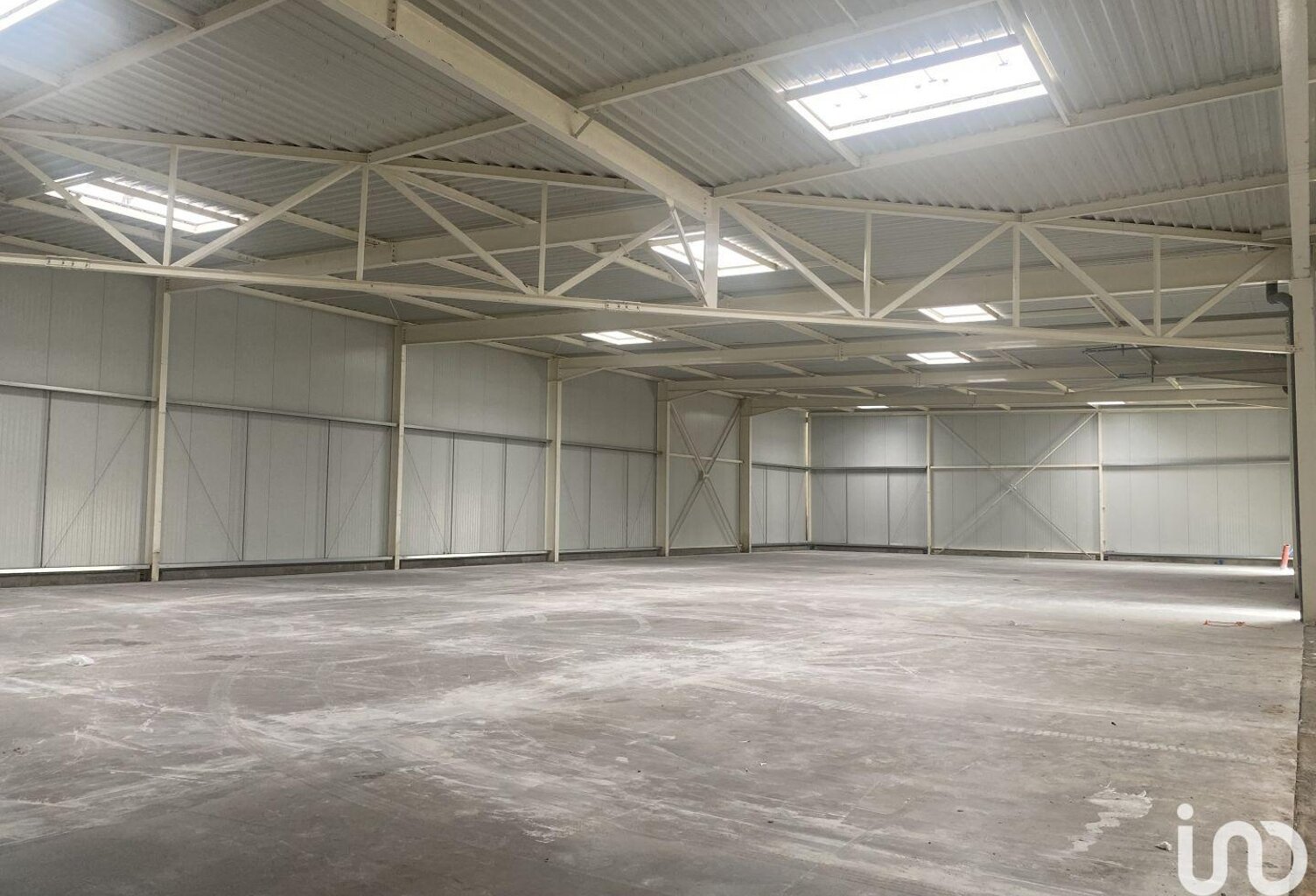 Location Hangar 900 m&sup2; — photo 1