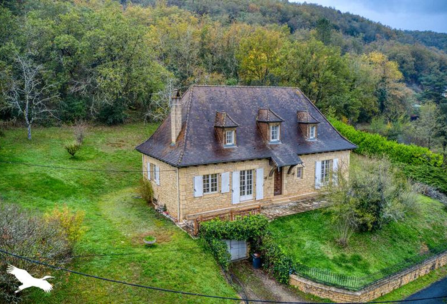 Maison en pierre de 4 pièces principales — photo 1