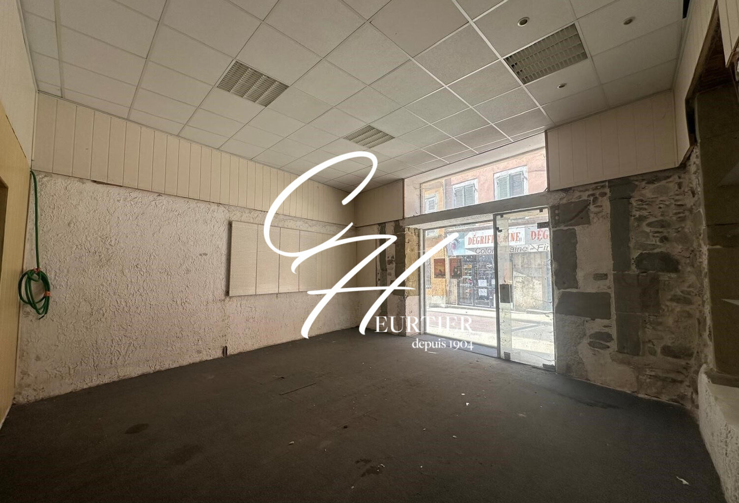 VOIRON - LOCAL COMMERCIAL - SPACIEUX — photo 1