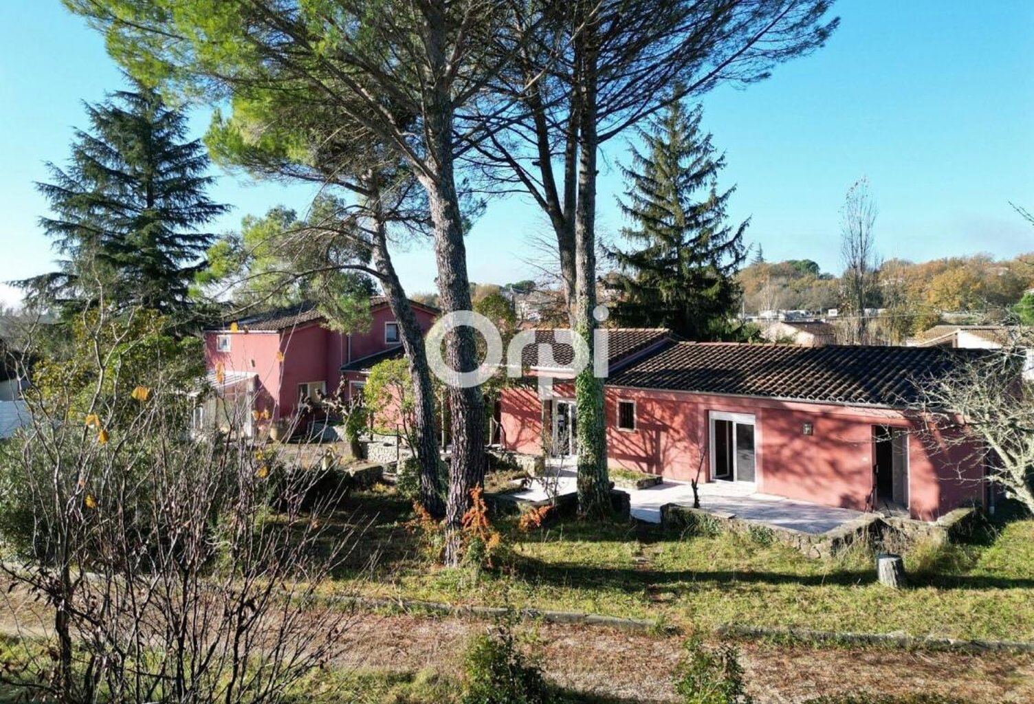 Maison avec 3 logements  – Terrain de 1 901 m² — photo 1