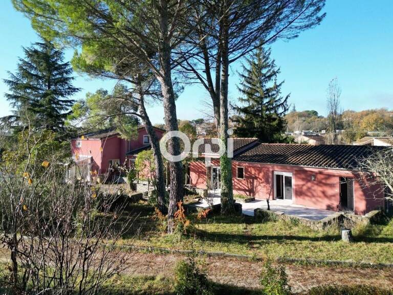 Maison avec 3 logements  – Terrain de 1 901 m² — photo 1
