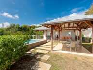 À vendre : CAP EST – LE FRANÇOIS | Villa de prestige avec piscine, bungalow indépendant et vue mer — photo 3