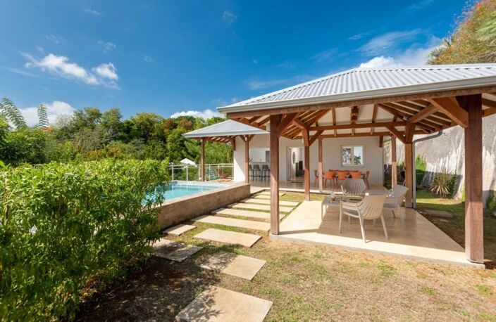 À vendre : CAP EST – LE FRANÇOIS | Villa de prestige avec piscine, bungalow indépendant et vue mer — photo 3