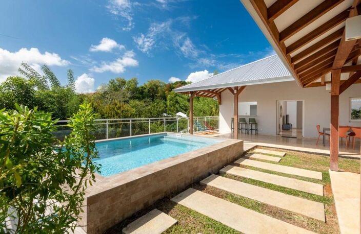 À vendre : CAP EST – LE FRANÇOIS | Villa de prestige avec piscine, bungalow indépendant et vue mer — photo 4
