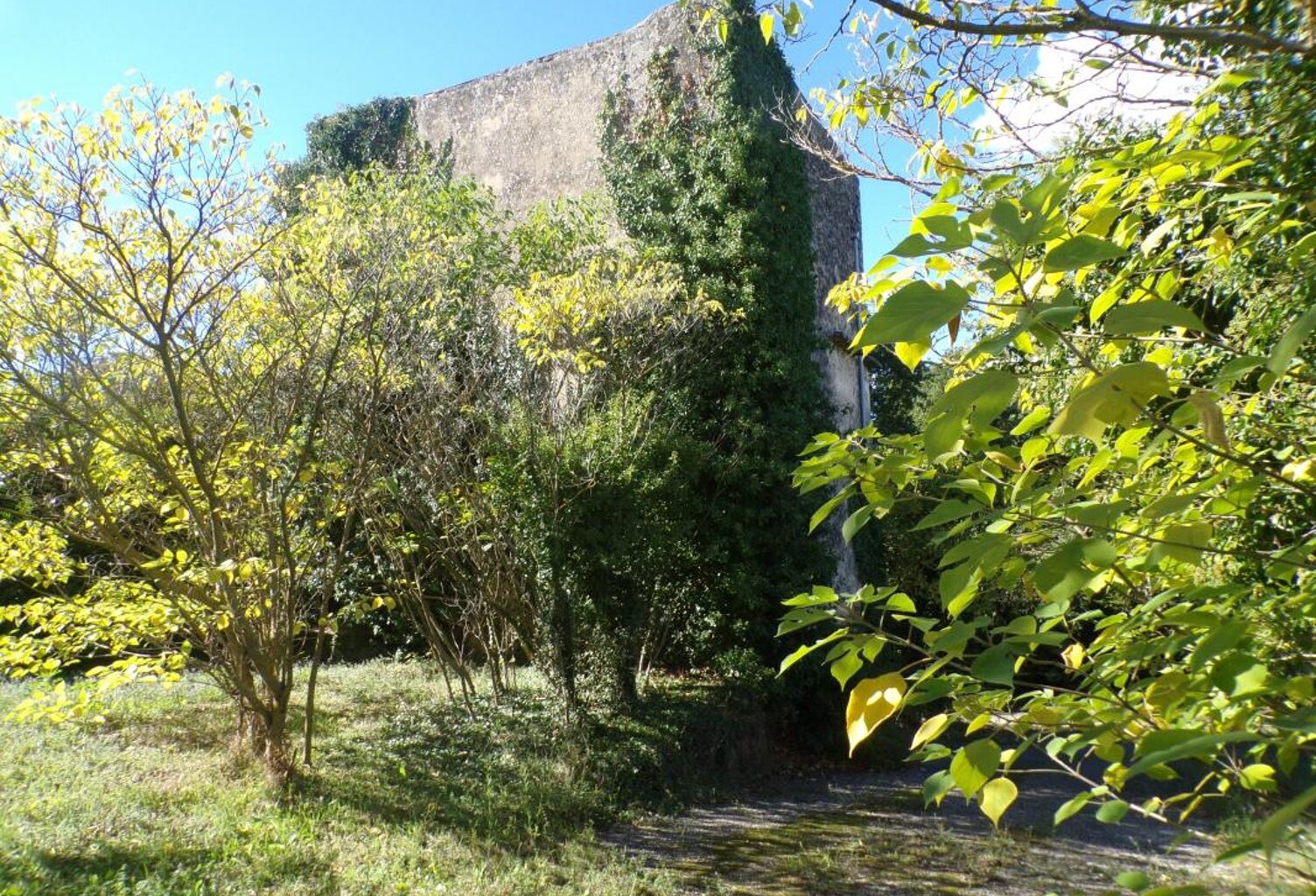 Un Ancien pigeonnier en pierres À Vendre — photo 1