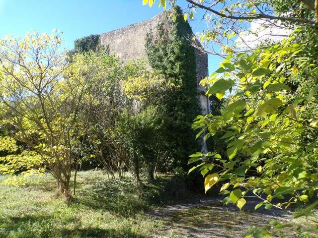 Un Ancien pigeonnier en pierres À Vendre — photo du bien