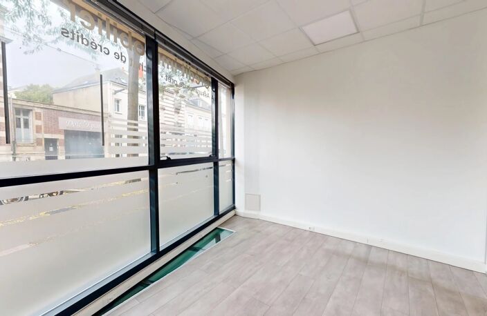 A LOUER - local commercial avec sous-sol CHARTRES CENTRE — photo 3