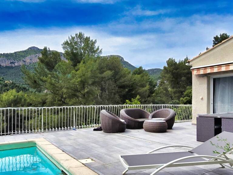 Villa rénovée avec piscine, vue dégagée et calme absolu — photo 1