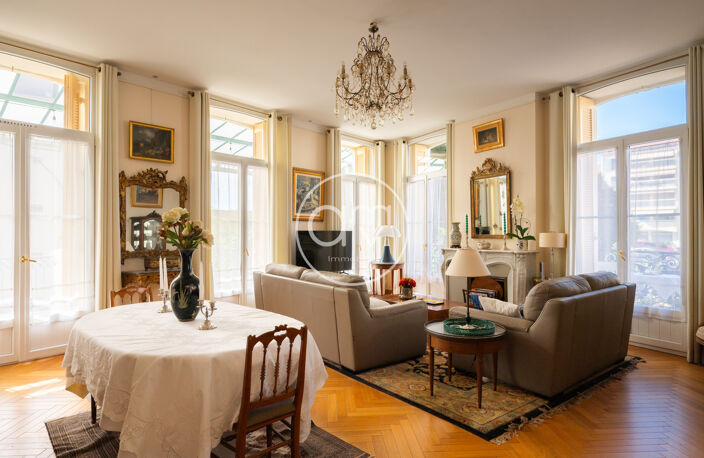 HYERES CENTRE - APPARTEMENT HAUSSMANNIEN - GARAGE - TERRASS — photo 3