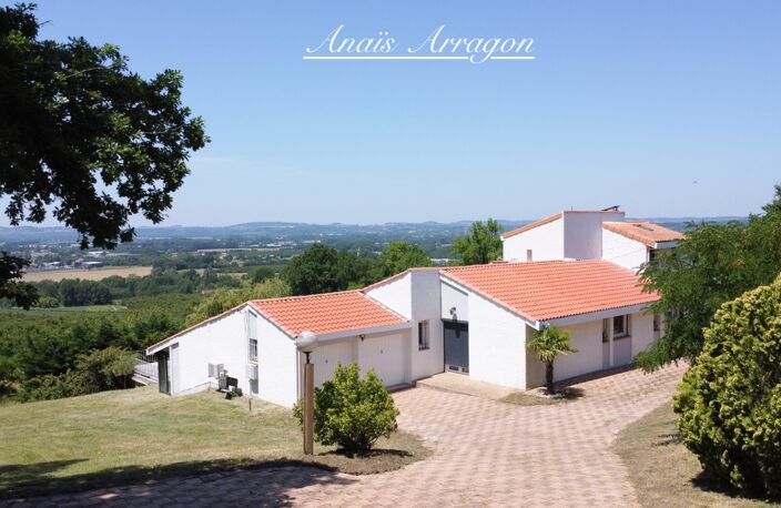 Architecture, nature et panorama : la villa rare que vous attendiez à Pujols - PUJOLS (47) — photo 3